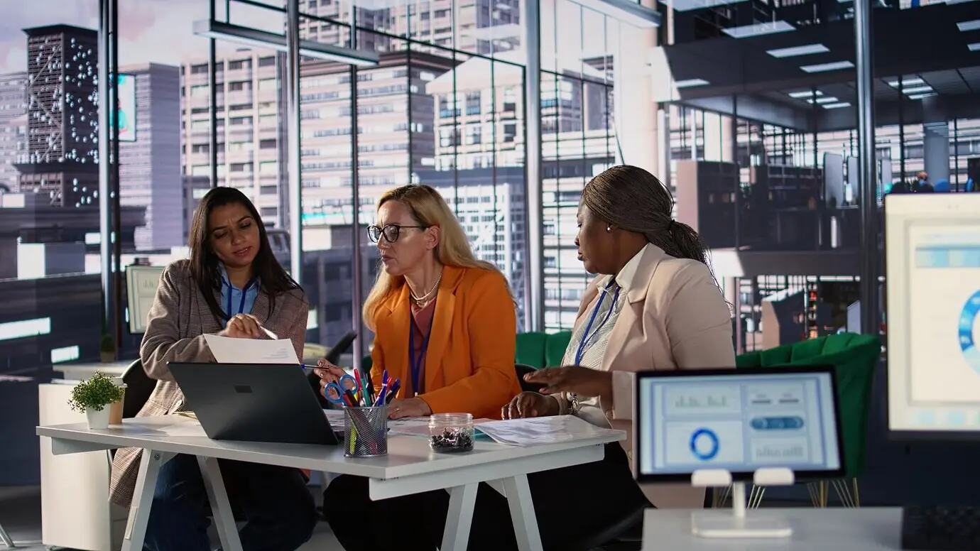 Разнообразные женщины-лидеры на корпоративном совещании, продвигающие рост бизнеса.