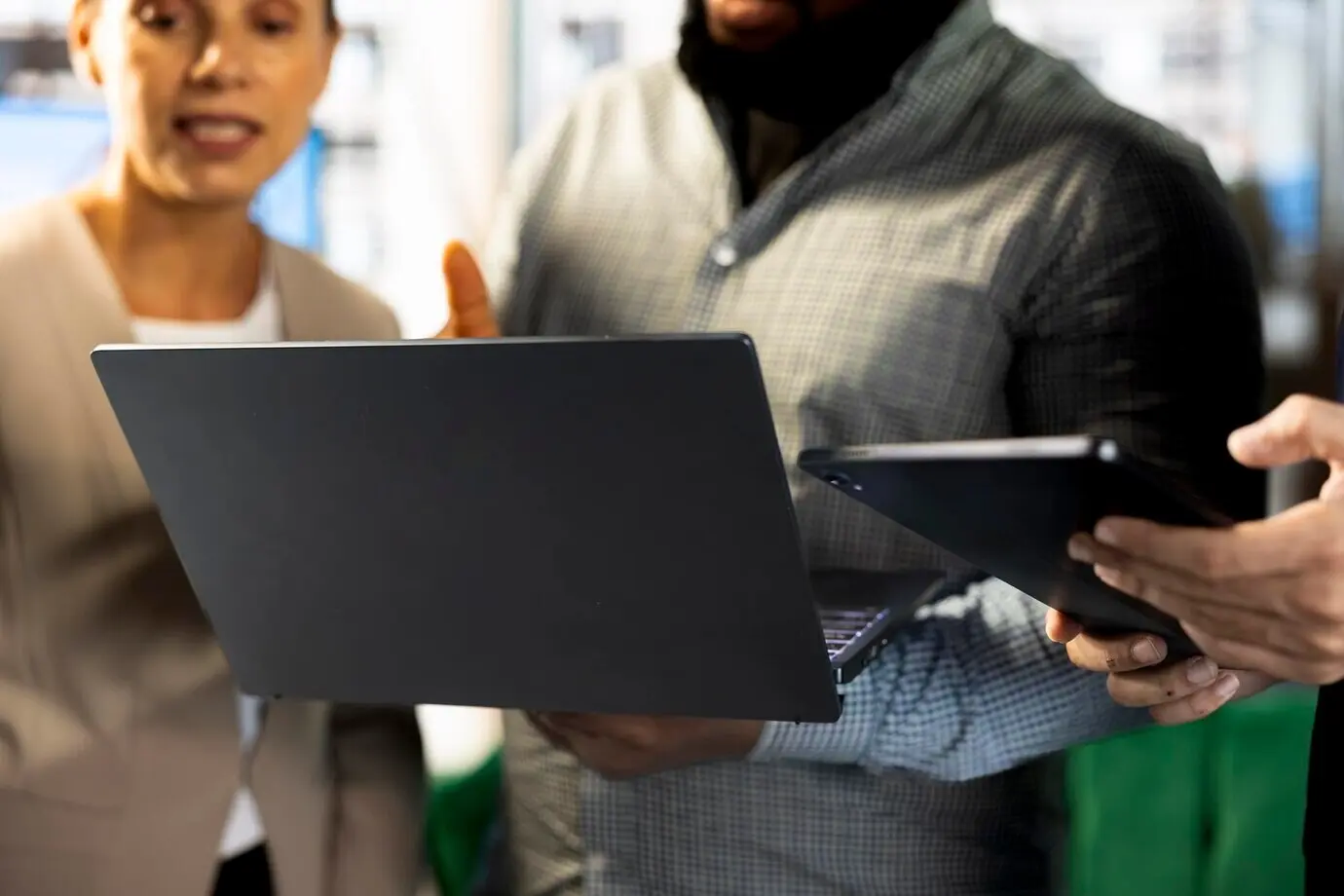 Директор компании устанавливает цели по выручке, печатая на клавиатуре ноутбука.