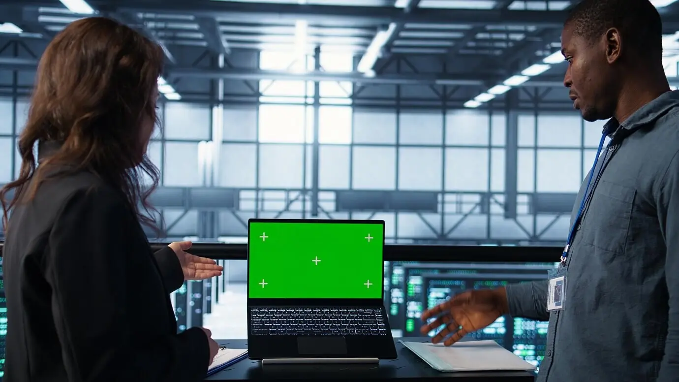 Системные администраторы центра обработки данных, использующие макетный ноутбук.